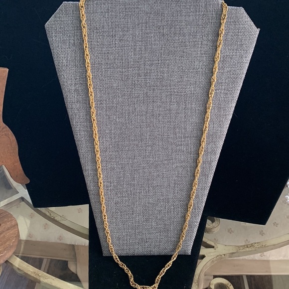 Four Vintage Gold Tone Necklaces of varying lengths 17” 17” 20” 31” - Picture 2 of 9